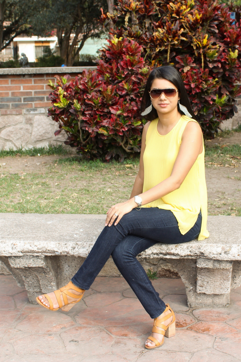 Resalta tu outfit con una blusa amarilla - Scarleth Gonzalez