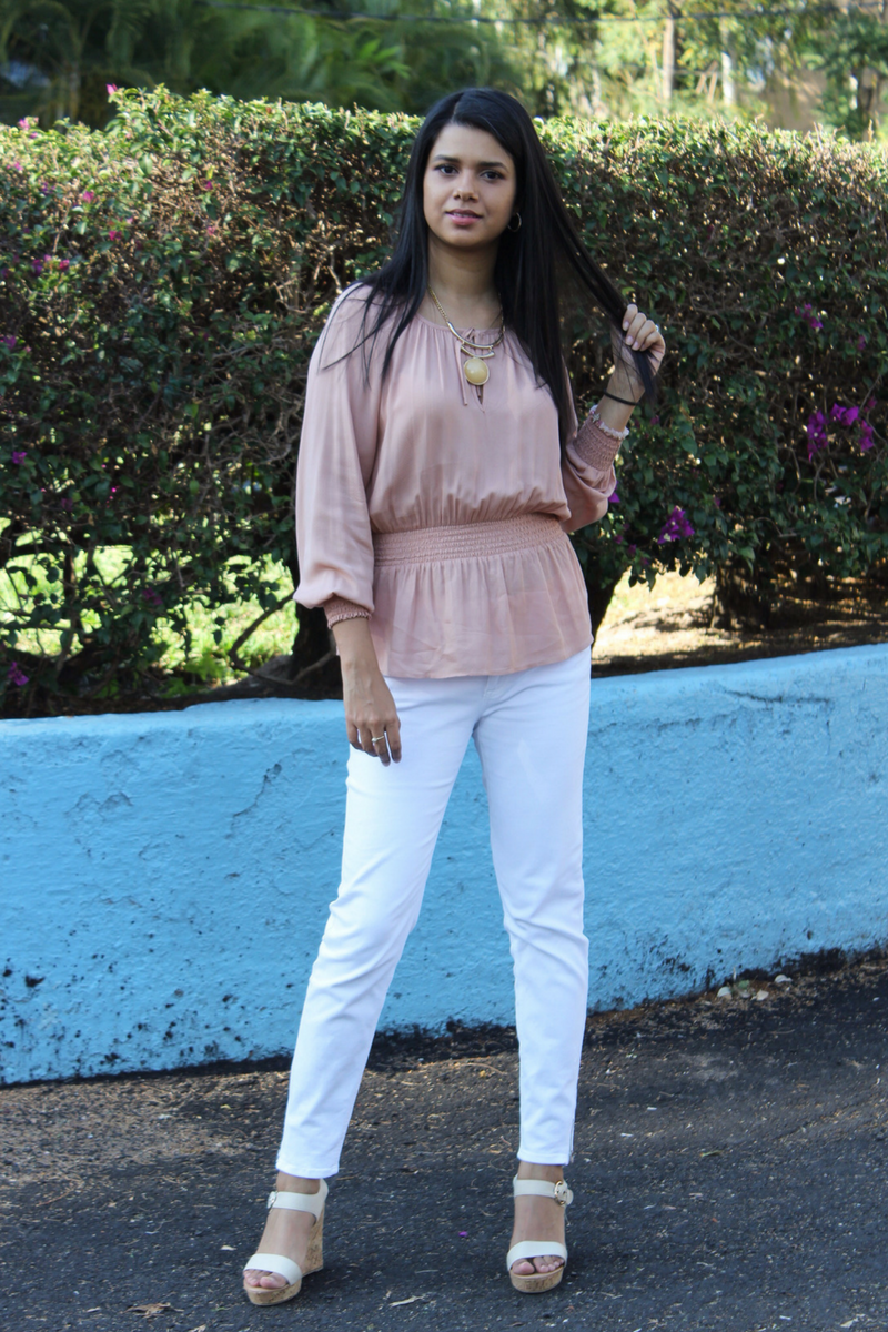 jean blanco combinado con una blusa rosa primaveral
